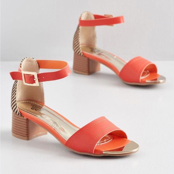 ModCloth Freeing Motif Mid Heel Sandals Size 7 - Picture 1 of 7